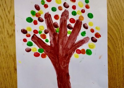 Activité peinture au doigt, l'arbre d'automne - Kreakids